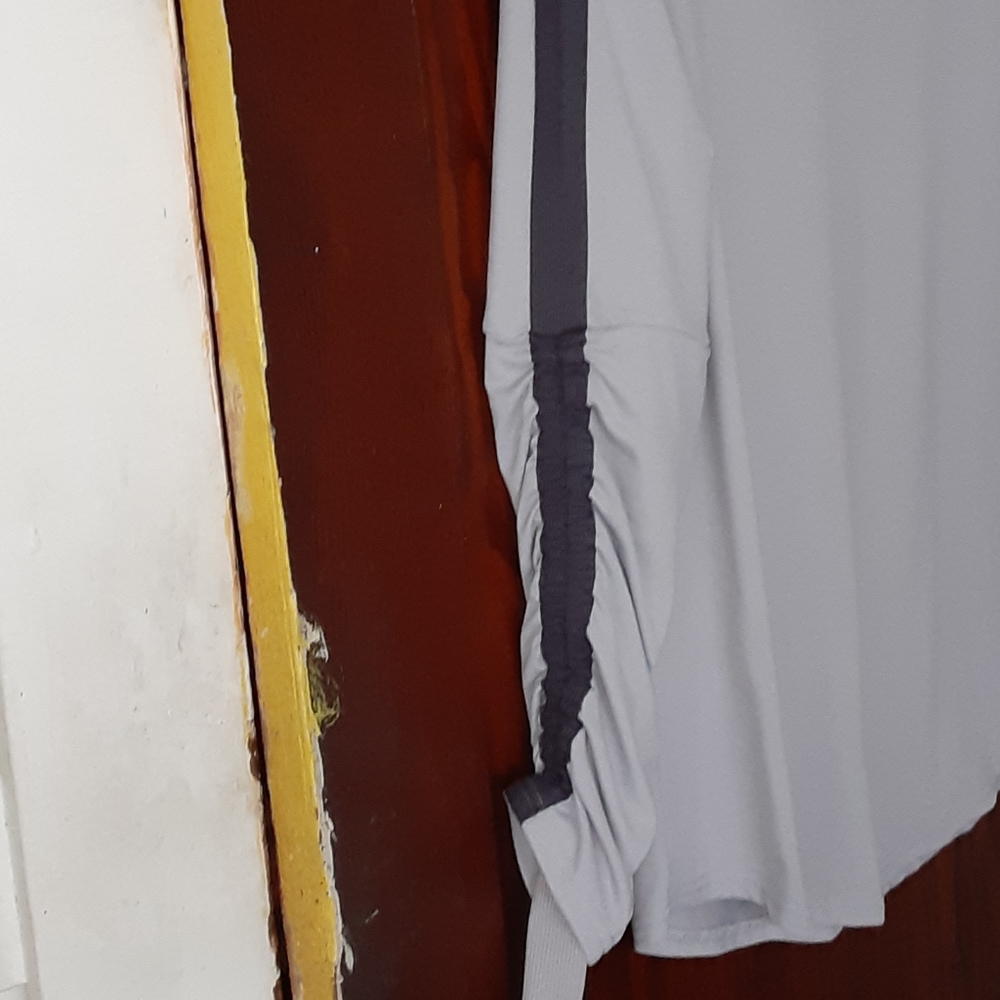 Fabletics sz Medium top with ruching on sleeves - Picture 2 of 5
